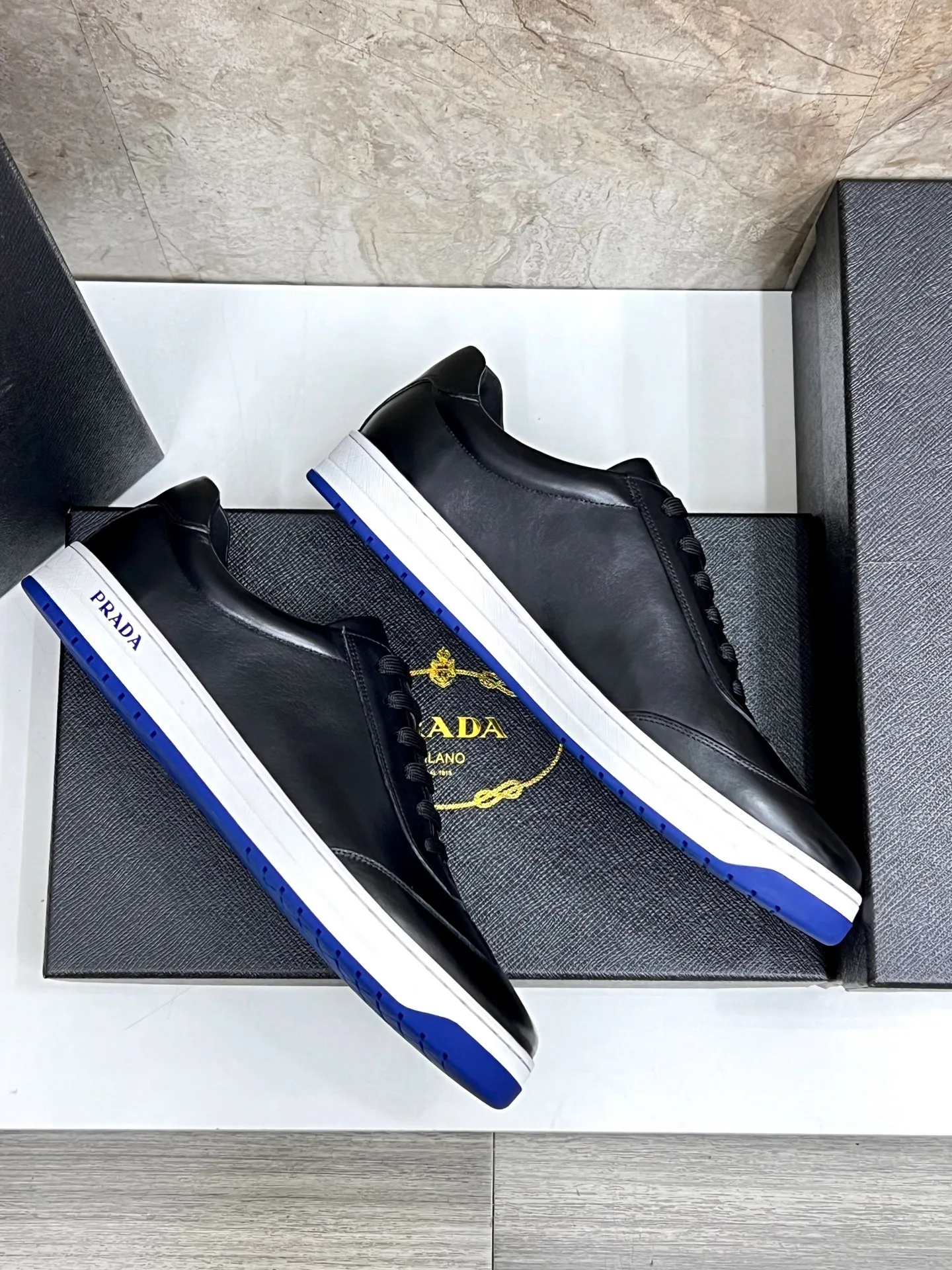💰620 Prada classic men’s lace-up casual shoes｜Imported cowhide upper｜Layered stitching design on the upper Lightweight and breathable｜Soft and comfortable｜PRADA letters on the side｜Distinctive sporty style Showing the brand style｜Lightweight embossed rubber sole｜With cowhide foot pad lining｜Excellent foot feel Fashionable and elegant｜Size: 38-44 (customized at 45)